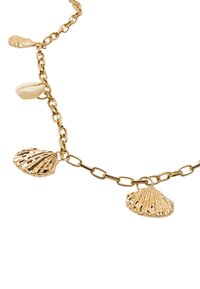 Złoty naszyjnik z łańcuszka z teksturowanymi muszlami oraz muszlami cowrie, podkreślający skomplikowane detale i błyszczące wykończenie.