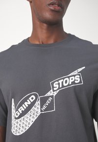 Nike Performance TEE GYM KIT - T-skjorte til trening - anthracite