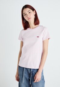 Lyse rosa stripete t-skjorte med korte ermer og rund hals, med et lite rødt Levi's-merke foran.