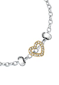 Bracciale in argento con ciondolo a forma di cuore dorato adornato con strass trasparenti. Il design del cuore ha un doppio contorno con accenti lisci.