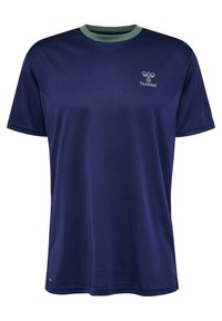 Navyblauwe sport t-shirt met een groene ronde hals en korte mouwen, met een klein logo op de linkerborst en een gladde, gestructureerde stof.
