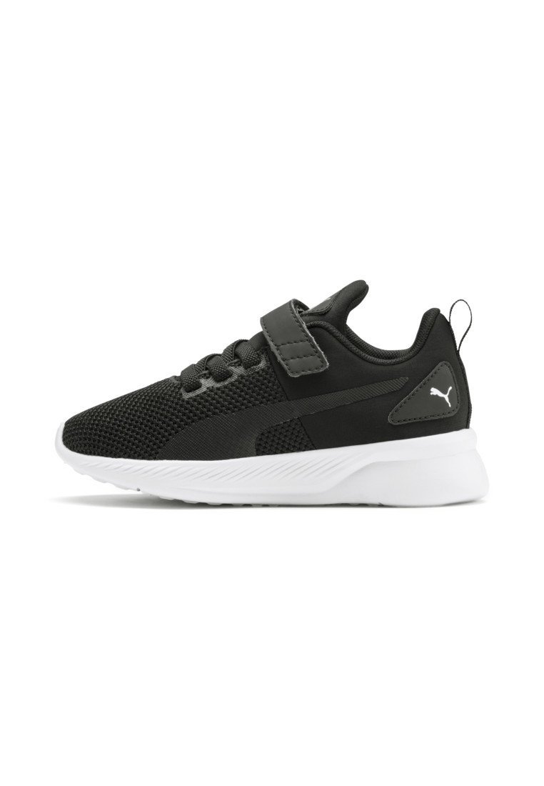 Chaussure de sport noire avec texture en maille, dotée d'une sangle Velcro, d'une semelle blanche rembourrée et d'un petit accent logo sur le côté.