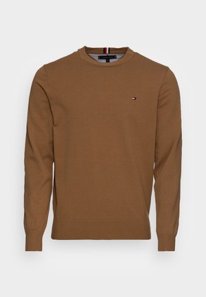 Brązowy sweter z długim rękawem i okrągłym dekoltem, z prążkowanymi mankietami i ściągaczem u dołu, z małym czerwono-biało-czarnym prostokątnym logo na lewej piersi.