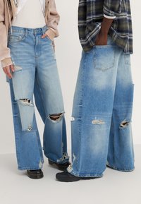 YOURTURN by Zalando UNISEX - Loose Jeans - light blue denim