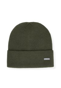 Oliwkowa dzianinowa czapka typu beanie z prążkowaną fakturą, z podwiniętym mankietem i małą, markową metką po boku.