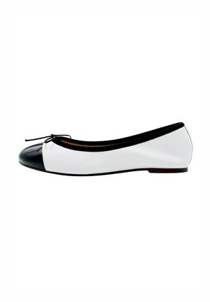 Ballet flat in white leather with a black patent toe cap. Features a black trim and a bow detail on the front. Flat sole design.