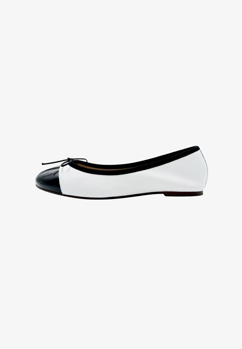 Ballerinas aus weißem Leder mit einer schwarzen Lackspitze. Mit schwarzem Rand und einer Schleifendekoration an der Vorderseite. Flache Sohle.
