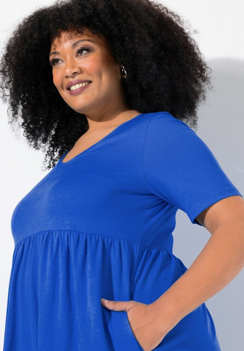 Ulla Popken EMPIRE WAIST SHORT SLEEVE - Jersey dress - medium blue/dark  blue - Zalando