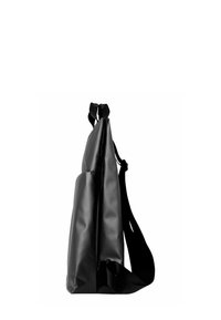 Sac noir à l'épaule, angulaire, en matériau texturé, avec deux bandoulières et un design épuré et minimaliste sans matériel visible.
