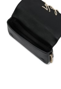 Fekete bőr clutch táska, amelynek a fedélzete nyitva van, felfedve az üres belső terét, mágneses csattal záródik, és arany lánc részlet található az oldalán.