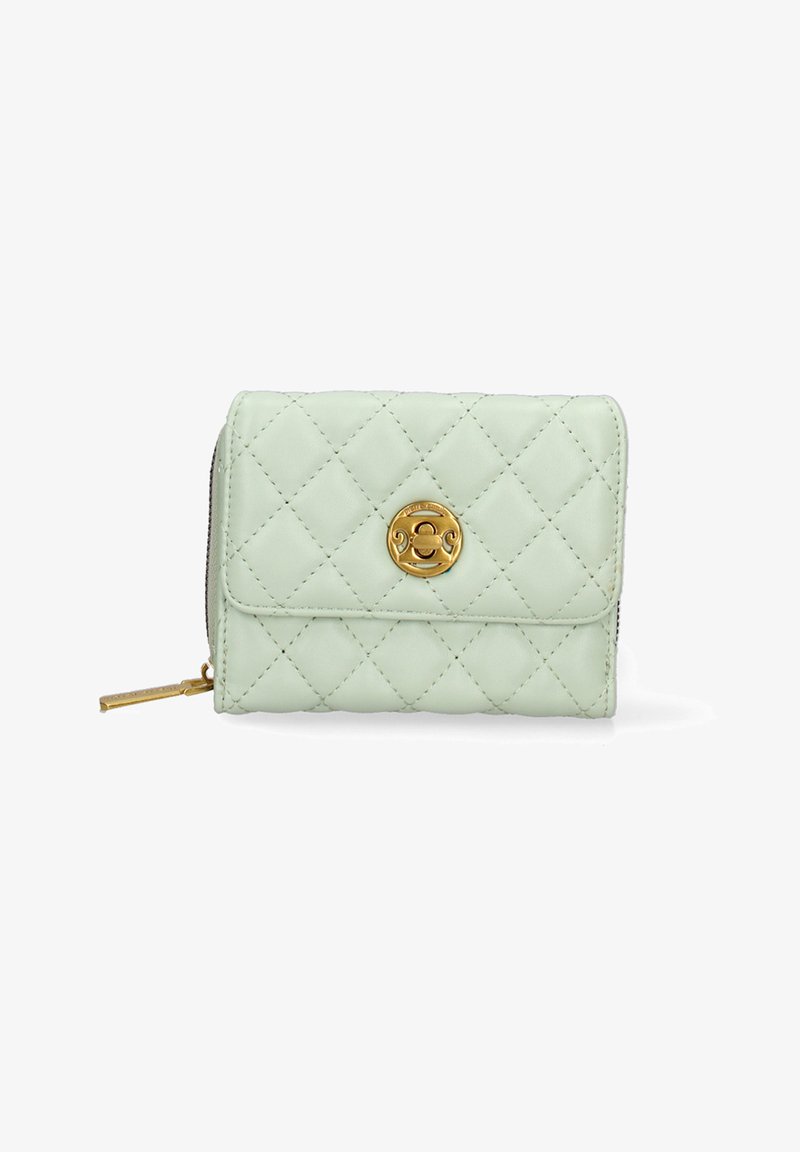 Portafoglio trapuntato verde menta con logo circolare dorato, chiusura con zip e superficie testurizzata con accenti cuciti.