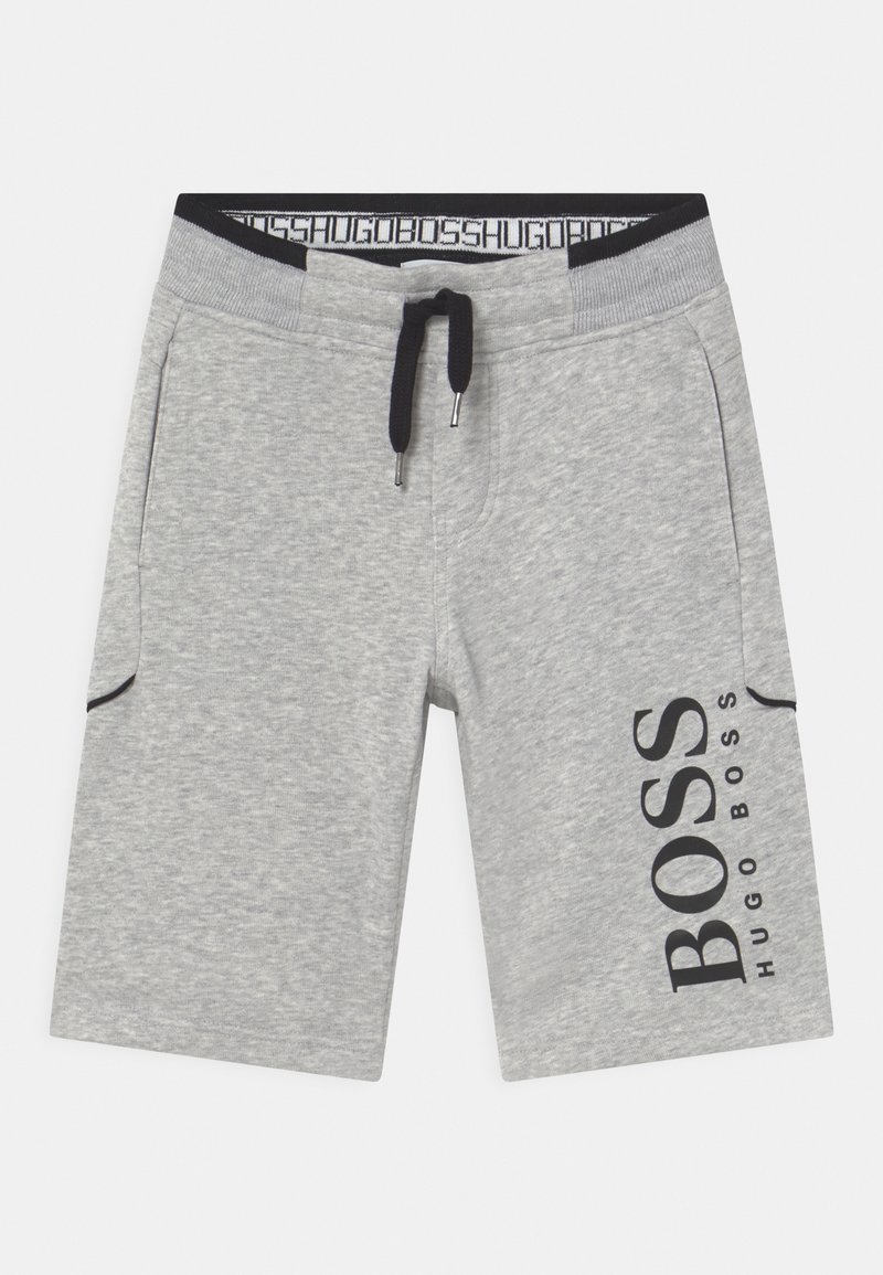 Shorts en coton gris avec une taille à cordon, poches latérales et un logo noir imprimé sur la jambe gauche. Présente une taille contrastante.