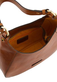 Sac à main en cuir marron avec une finition lisse, quincaillerie dorée, et un intérieur spacieux comprenant une poche zippée et des accents orange.