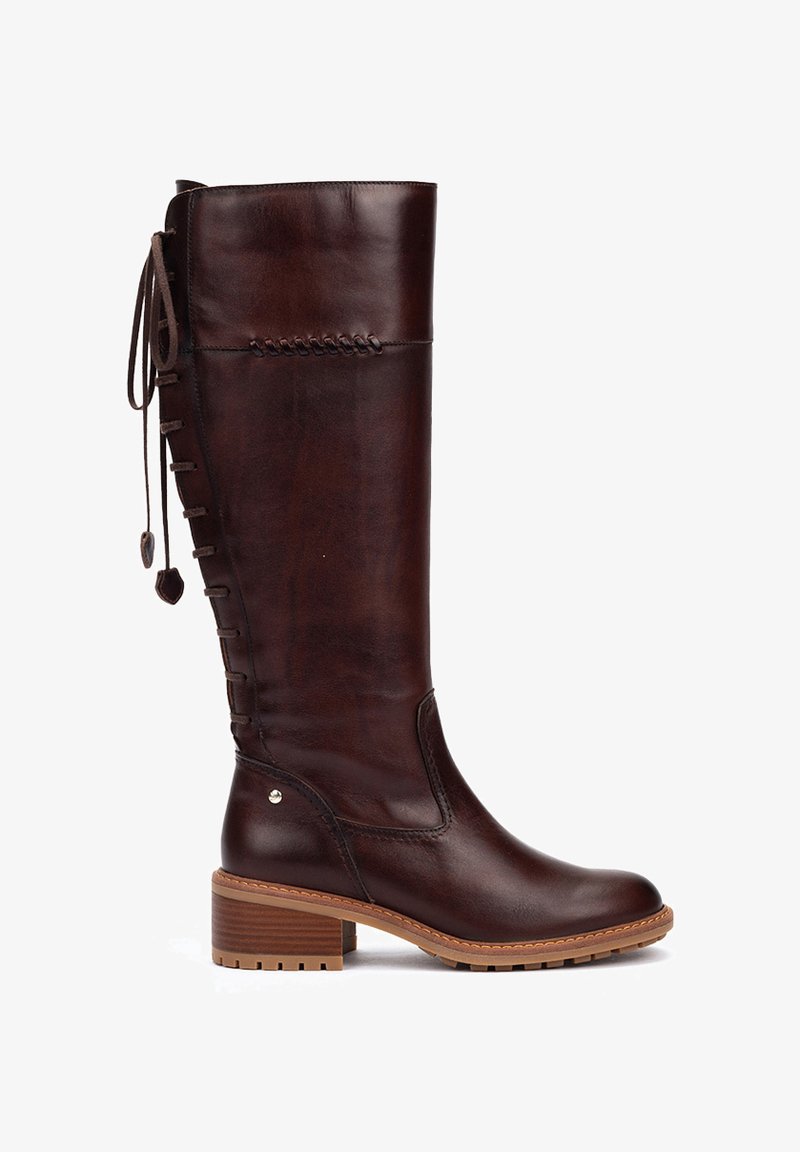 Bota de cuero marrón oscuro hasta la rodilla con detalle de cordones en la parte trasera, tacón bajo y punta redondeada.