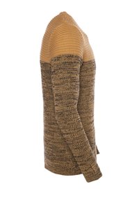 Gebreide trui met een ribbeltextuur op de schouders, in tinten van bruin en donkerbruin, met lange mouwen en een rechte snit.