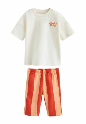 Krém színű rövid ujjú póló "Jungle Crew" felirattal és elasztikus derékú rövidnadrág piros és barackszínű függőleges csíkokkal kisgyermekeknek.