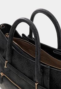 Schwarze strukturierte Handtasche aus strukturiertem Material, ausgestattet mit zwei Griffen, goldfarbenem Reißverschluss und mehreren Innenfächern.