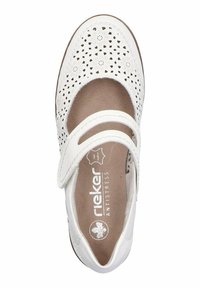 Weiße Mary Jane-Schuhe mit durchbrochenem Blumenmuster, zwei verstellbaren Riemen und gepolsteter Innensohle mit der Bezeichnung "rieker Antistress."