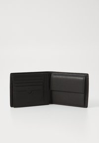 Černá kožená peněženka s více přihrádkami na karty, velkým oddílem a hladkým povrchem. Disponuje jednoduchým, elegantním designem.