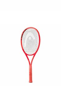 Raqueta de tenis roja con cabeza redondeada y empuñadura texturada. Presenta un patrón de cuerdas y una marca a lo largo del marco. Diseño ligero.