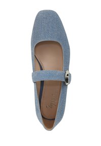 Scarpa piatta in denim azzurro chiaro con punta quadrata, una cinturina più ampia che attraversa il piede e un accento decorativo con fibbia in metallo. Fodera interna liscia.