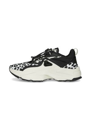 Schwarzer und weißer Sneaker mit Tierprint-Details, dicker weißer Sohle, schwarzen Schnürsenkeln und einer Zuglasche an der Ferse, seitlich dargestellt.