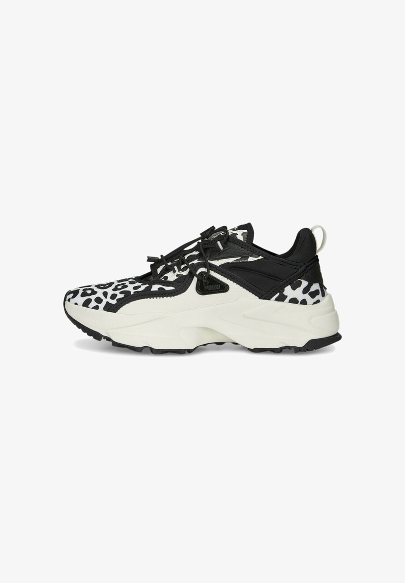 Baskets noires et blanches avec détails imprimé animal, semelle blanche épaisse, lacets noirs et languette au talon, vues de profil.