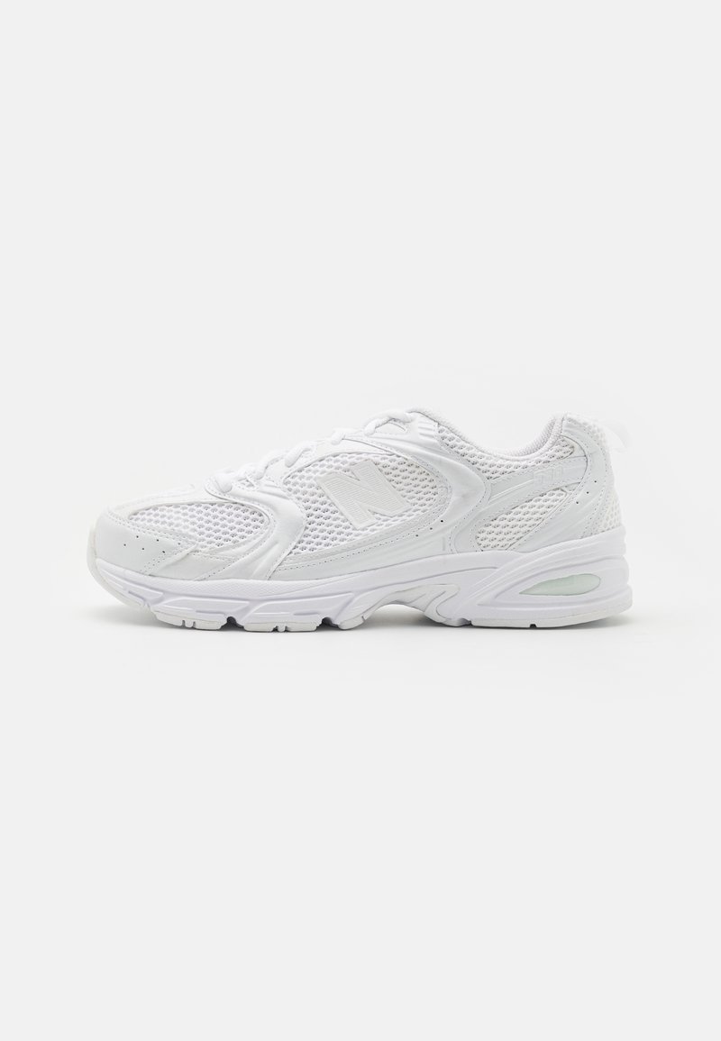 Weißer Sportschuh mit Mesh-Einsätzen, synthetischen Akzenten und einer gepolsterten Sohle. Verfügt über Schnürung, sichtbare Dämpfung und ein strukturiertes Design.