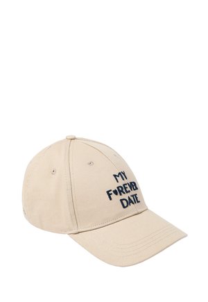 Beige bomulds basecap med en buet skygge og broderet tekst "MY F♥REVER DATE" i marineblå på forsiden. Justerbar rem bagpå.