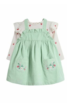 Zelené kordové šaty s volánovými ramienkami a dvoma prednými vreckami, s kvetinovou výšivkou jahôd. Dlhý rukáv s potlačou jahôd.