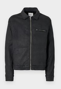 Μαύρο μπουφάν με φερμουάρ, γιακά, μακριά μανίκια, δύο μπροστινές τσέπες για τα χέρια και μία τσέπη στο στήθος με φερμουάρ.