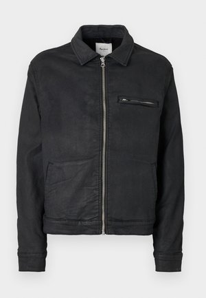 Μαύρο μπουφάν με φερμουάρ, γιακά, μακριά μανίκια, δύο μπροστινές τσέπες για τα χέρια και μία τσέπη στο στήθος με φερμουάρ.