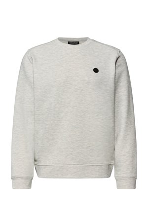Jasnoszara bluza z długim rękawem i okrągłym dekoltem, z małym czarnym okrągłym logo na lewej piersi oraz ściągaczami na mankietach i u dołu.