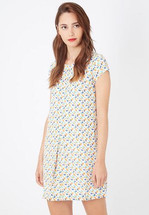 Vestido de manga corta en tejido blanco con patrones abstractos coloridos en naranja y azul. Silueta en forma de A con un ajuste relajado y largo hasta la rodilla.