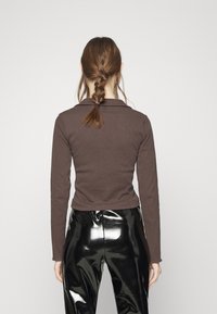 Nly by Nelly EFFORTLESS BUTTON - Casaco de malha - brown