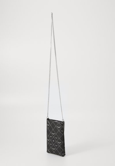 Svart skulderveske med sølvkjede, med et mønstret tekstur og en slank rektangulær form. Detaljer inkluderer et geometrisk design.