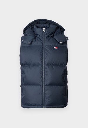 Navy puffer vesta se zapínáním na zip, nastavitelnou kapucí a dvěma postranními kapsami. Obsahuje logo na levém prsu a prošívanou strukturu.