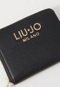 Portafoglio in pelle nera con finitura testurizzata, caratterizzato da un logo dorato stampato "LIU·JO MILANO" e una zip dorata.