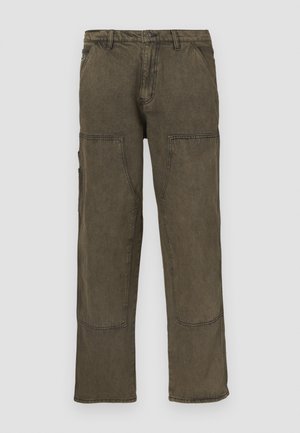 Pantalones cargo color verde oliva con un ajuste relajado, que cuentan con parches reforzados en las rodillas, piernas rectas y detalles de costuras visibles.