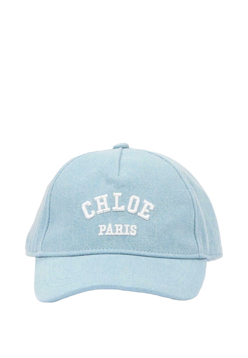 Jasnoniebieska bawełniana czapka bejsbolowa z białym haftowanym napisem "CHLOE PARIS" na przednim panelu.