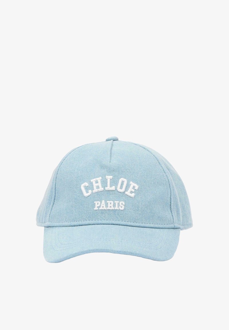 Jasnoniebieska bawełniana czapka bejsbolowa z białym haftowanym napisem "CHLOE PARIS" na przednim panelu.