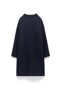 Robe en laine oversize bleu marine avec un col rond, de grandes manches et une finition texturée. Présente un design minimaliste avec une silhouette droite.