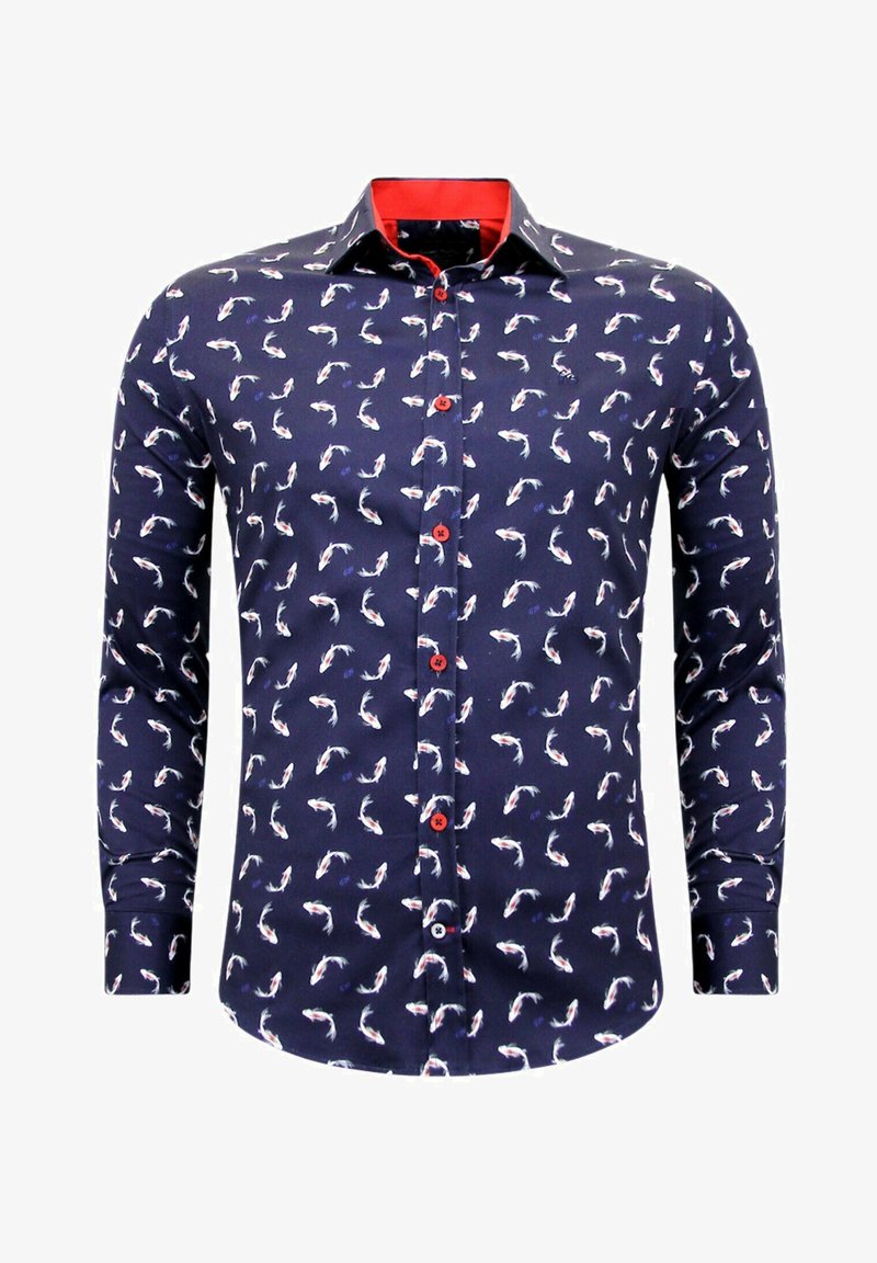 Donkerblauwe button-up shirt met een herhaald patroon van koi-vissen in het wit, rode knopen en een rode binnenkant van de kraag. Lange mouwen.