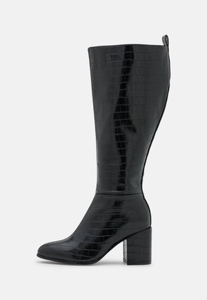Zwarte kniehoge laars met blokhak, spitse neus en krokodillenpatroon op glad glanzend materiaal.