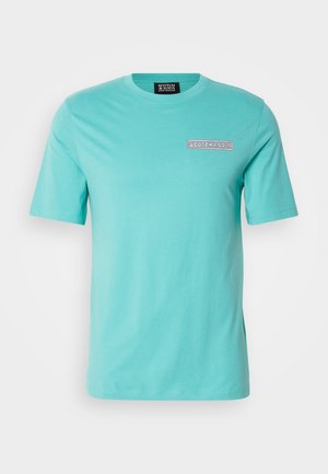Türkisfarbenes T-Shirt mit kurzen Ärmeln und Rundhalsausschnitt, mit kleinem "Scotch & Soda"-Logo auf der linken Brust.