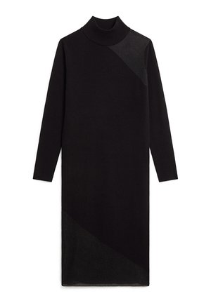 Schwarzes Strick-Turtleneck-Kleid mit langen Ärmeln, das über ein diagonales Texturpaneel verfügt. Der Stoff ist gerippt und schafft einen subtilen visuellen Kontrast.