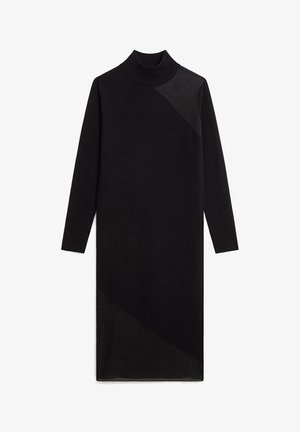 Schwarzes Strick-Turtleneck-Kleid mit langen Ärmeln, das über ein diagonales Texturpaneel verfügt. Der Stoff ist gerippt und schafft einen subtilen visuellen Kontrast.