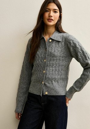 Graue Strickjacke mit Kragen, gerippten Bündchen und sechs goldfarbenen Zierknöpfen. Das gesamte Gewebe weist ein strukturiertes Muster auf.