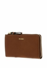 Portefeuille en cuir marron avec surface texturée, quincaillerie en or, fermeture éclair et logo embossé sur le devant. Forme rectangulaire compacte.