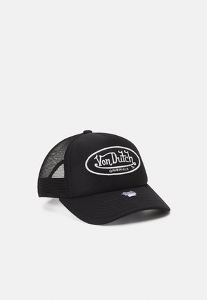 Svart keps med meshsidor, med en vit broderad logotyp som säger "Von Dutch ORIGINALS." Böjd skärm och justerbar snapback-stängning.
